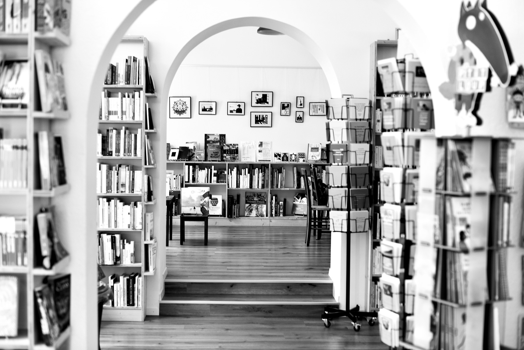 Photo de l'intérieur de la librairie indépendante «Page deux mille seize», à Payerne, avec ses pièces en enfilade.