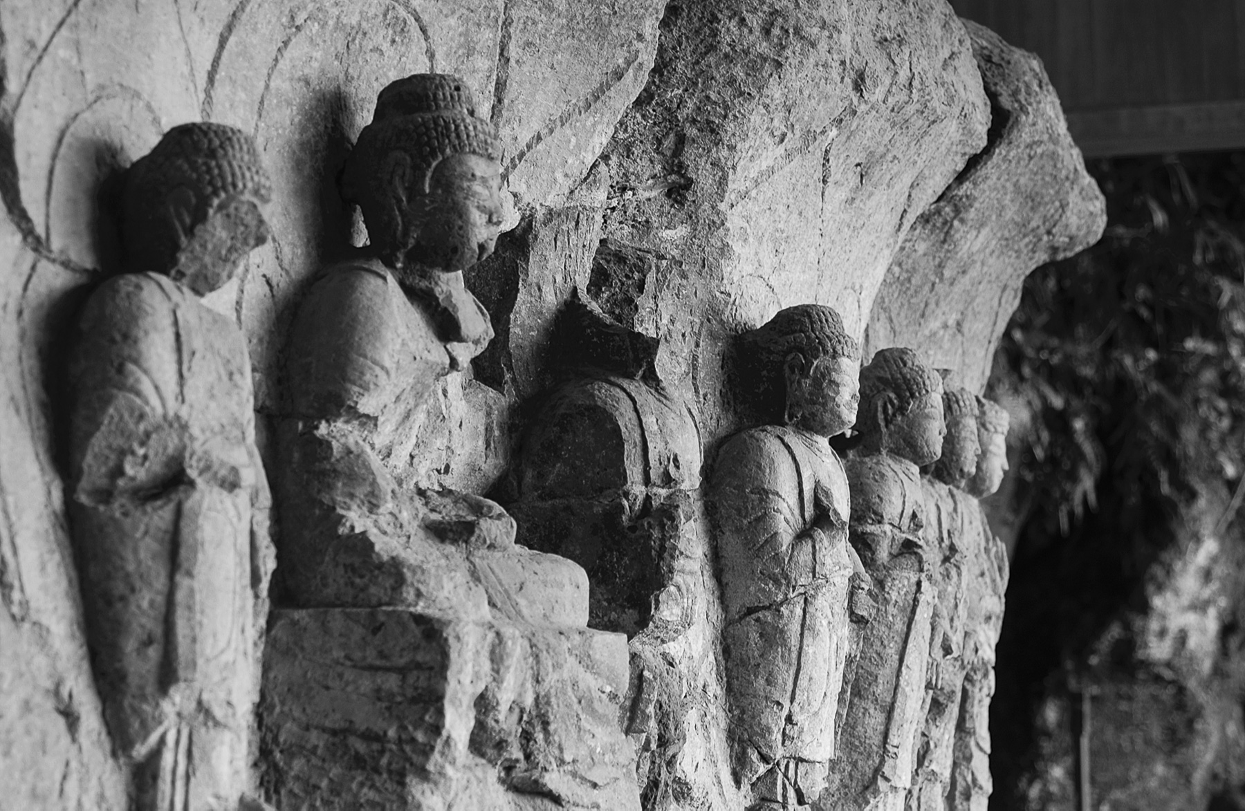 Bouddhas de pierre d'Usuki taillés dans le rocher.
