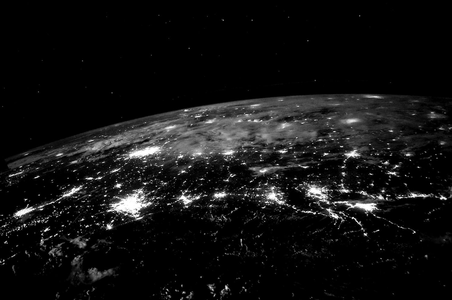 Image nocturne de la Terre illuminée par l'éclairage public.