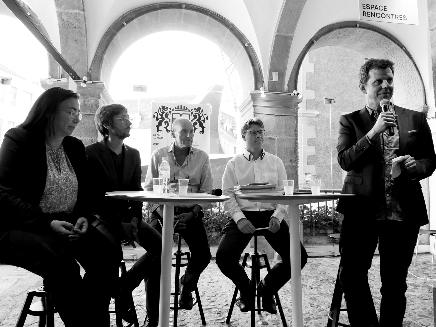 Vue des intervenants au débat dans le forum de l'Hôtel de Ville de Lausanne.