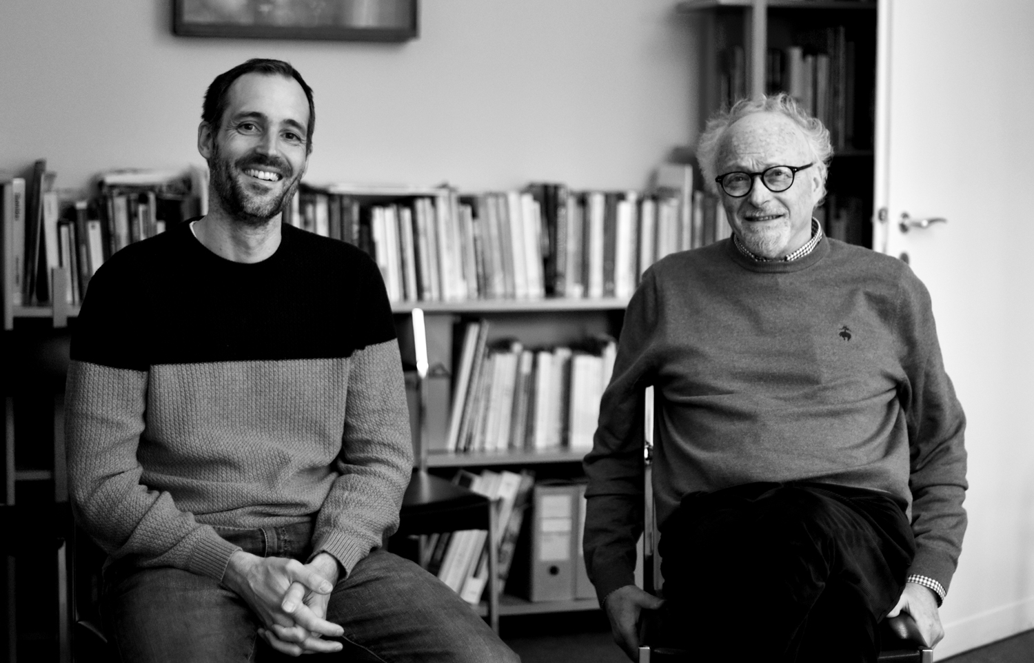 Portrait de Nahum Frenck et Jon Schmidt assis dans leur cabinet.