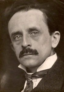 Portrait de J.-M. Barrie, auteur du Peter Pan originel, en 1902.