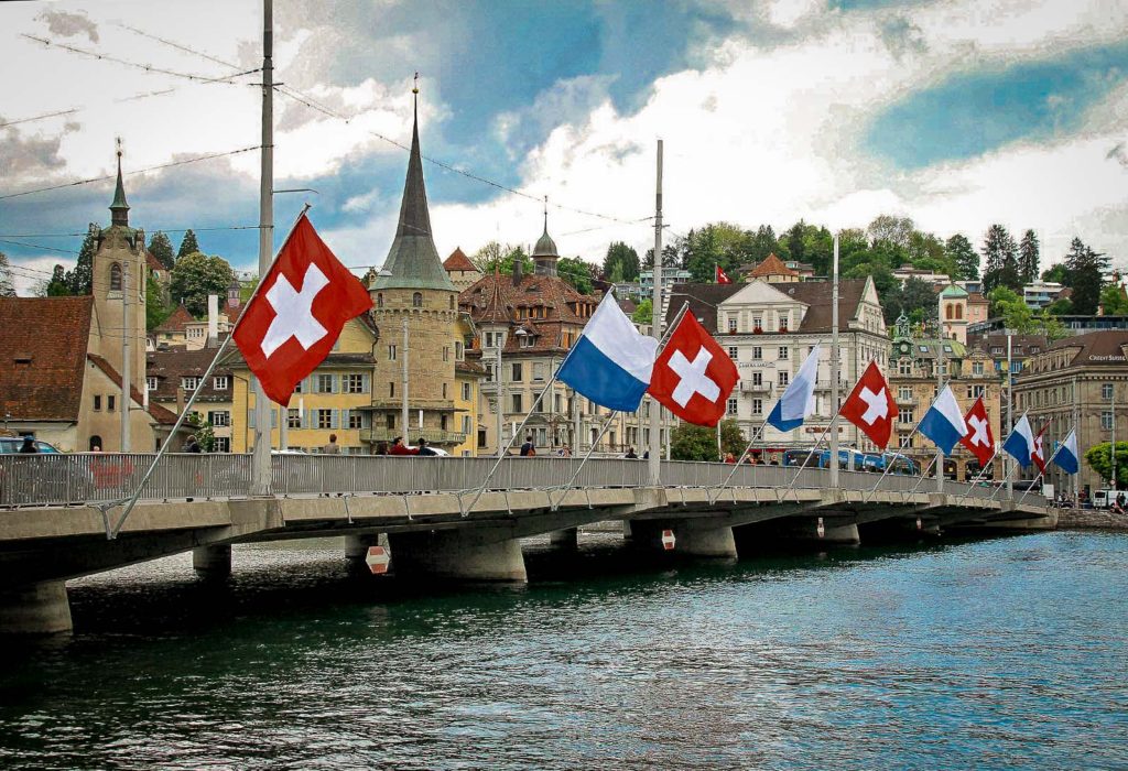 Un pont pavoisé sur la Reuss à Lucerne.