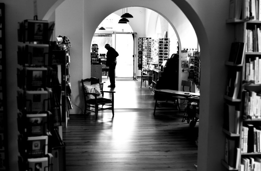 Vue intérieure très contrastée de la librairie indépendante «Page deux mille seize», à Payerne.
