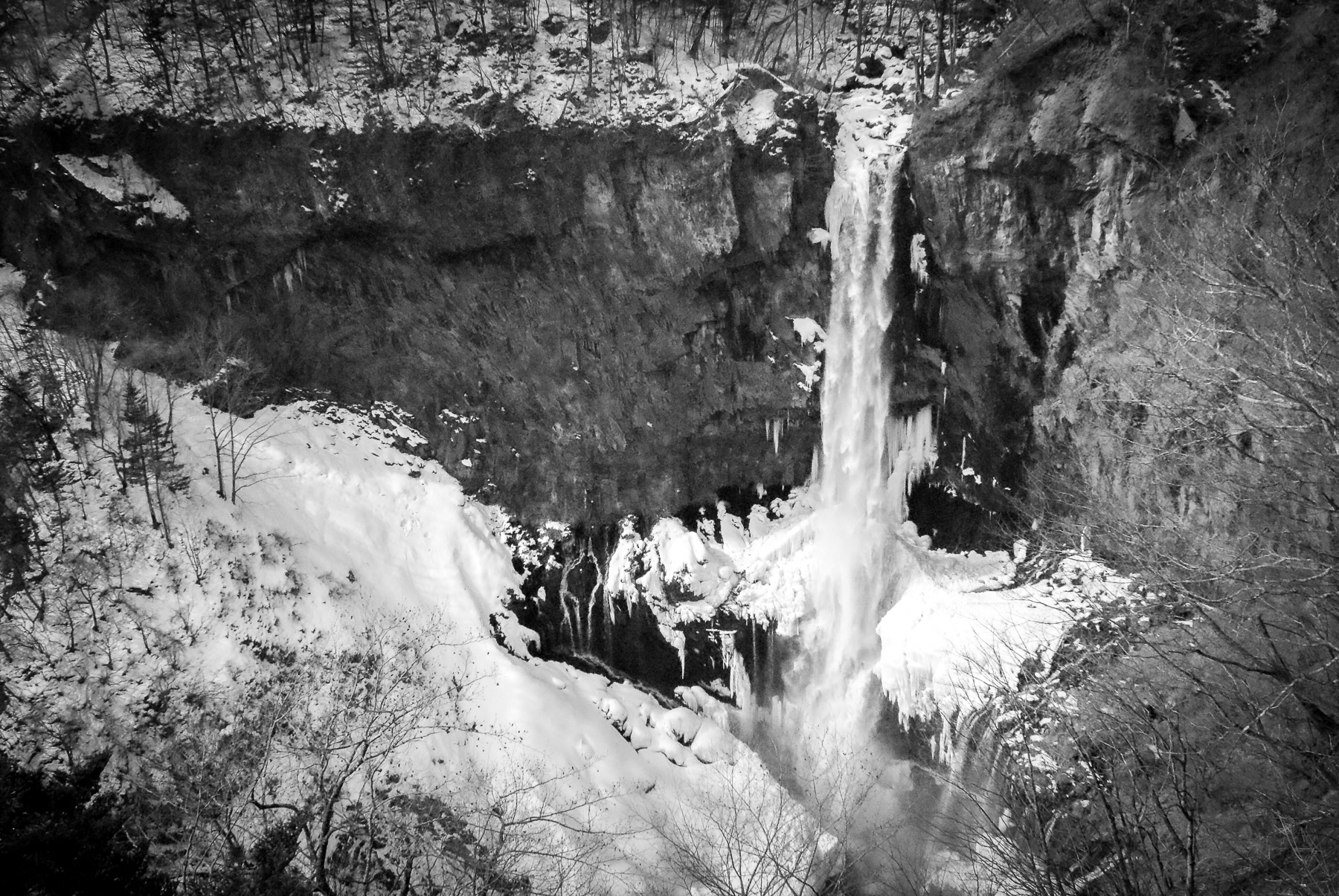 Photo d'une cascade dans le parc naturel de Nikko.