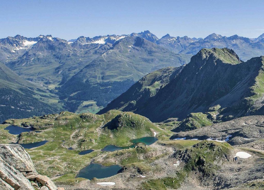 Photo du Parc national suisse en été prise depuis un sommet.